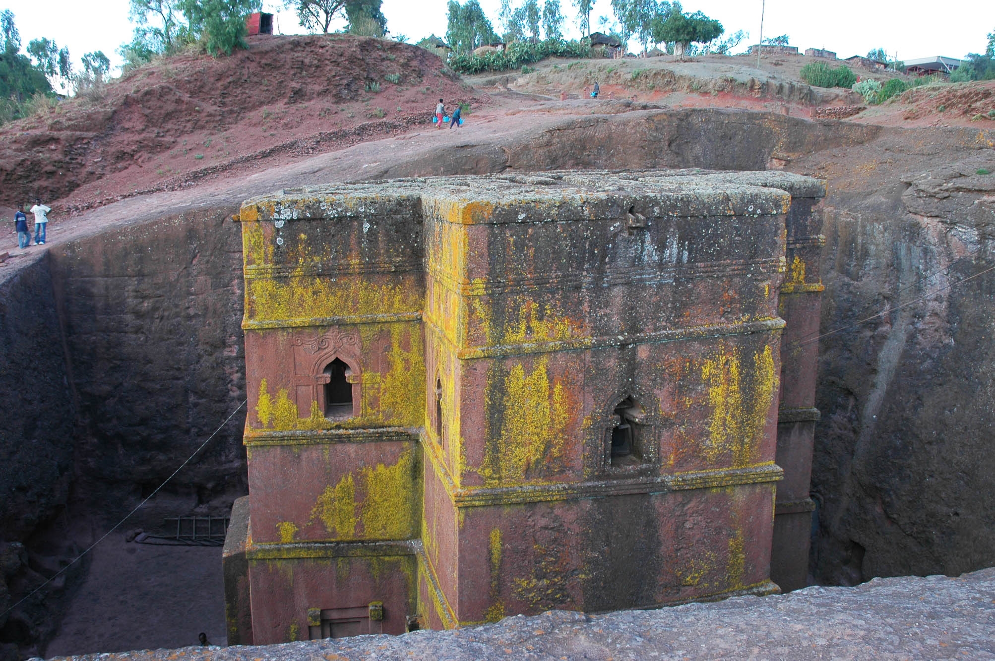 Lalibela (Ethiopie). L’église Beta Giyorgis, comme les dix autres églises monolithes de ce site, a été creusée dans des anciennes scories basaltiques consolidées. Cliché L. Bruxelles/Inrap et CFEE
